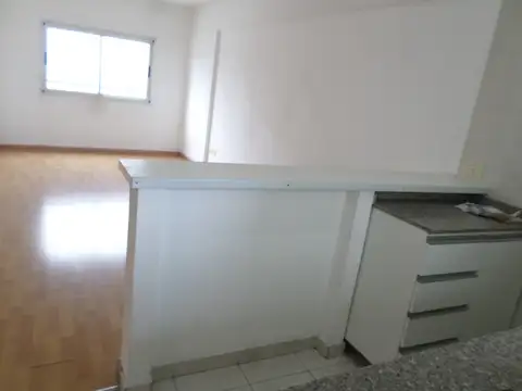 AMPLIO Y LUMINOSO DEPARTAMENTO 2 AMBIENTES CON BALCÓN