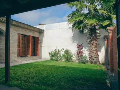 CASA EN VENTA 3 DORMITORIOS, QUINCHO Y PILETA