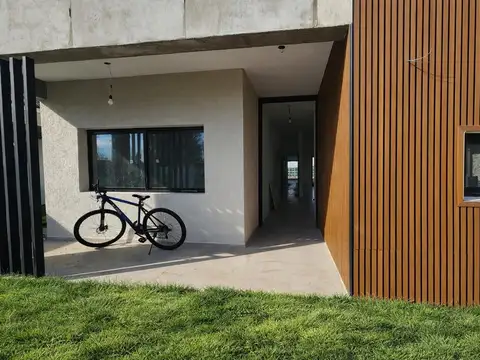 Casa a estrenar en Barrio Santo Tomas, Pilar