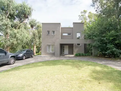 Casa en Venta con 2 cocheras