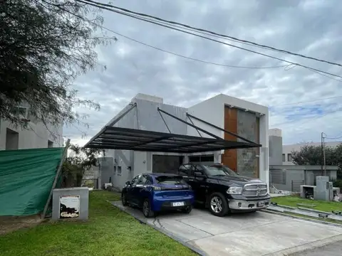 Jorge Luis Borges 400, Piso 0