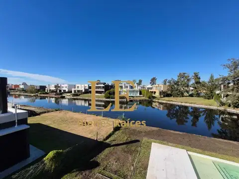 Casa 6 ambientes con 4 baños