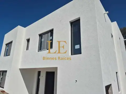 Casa en Venta con 4 cocheras