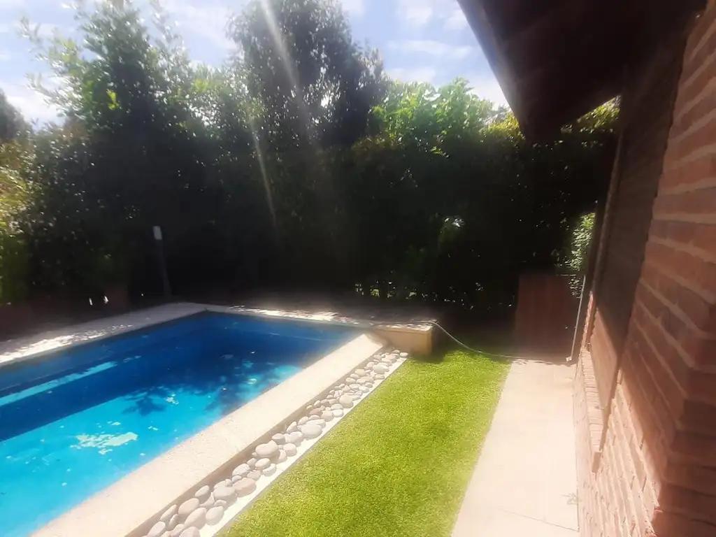 Casa - 290  m² Cubierta | 4 dormitorios | 20 años | 3 baños | 6 ambientes | 2 cocheras