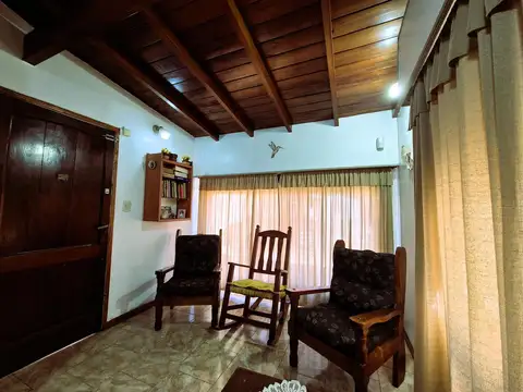 Casa 6 ambientes con 2 baños