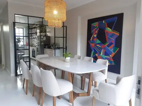 IMPECABLE CASA CON JARDÍN, PILETA, PARRILLA, COCHERA CUB.