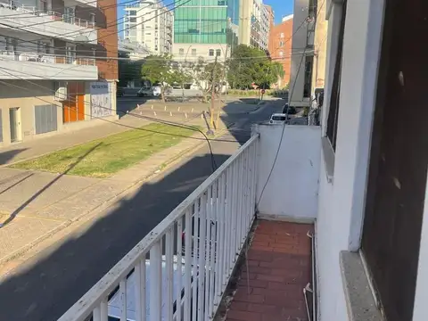 Alquiler dpto dos dorm. y patio. Refinería