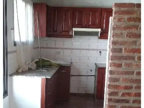 Casa PH amplia de 3 amb. con patio y garaje.