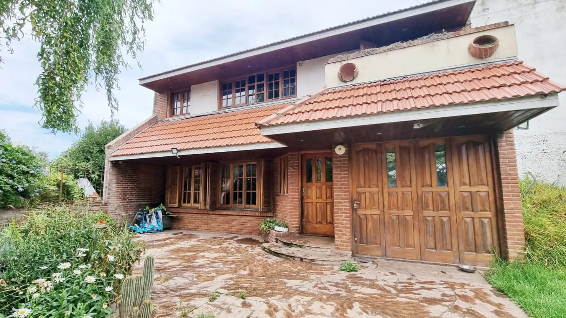 Chalet 4 ambientes con parque - William Morris y Einstein