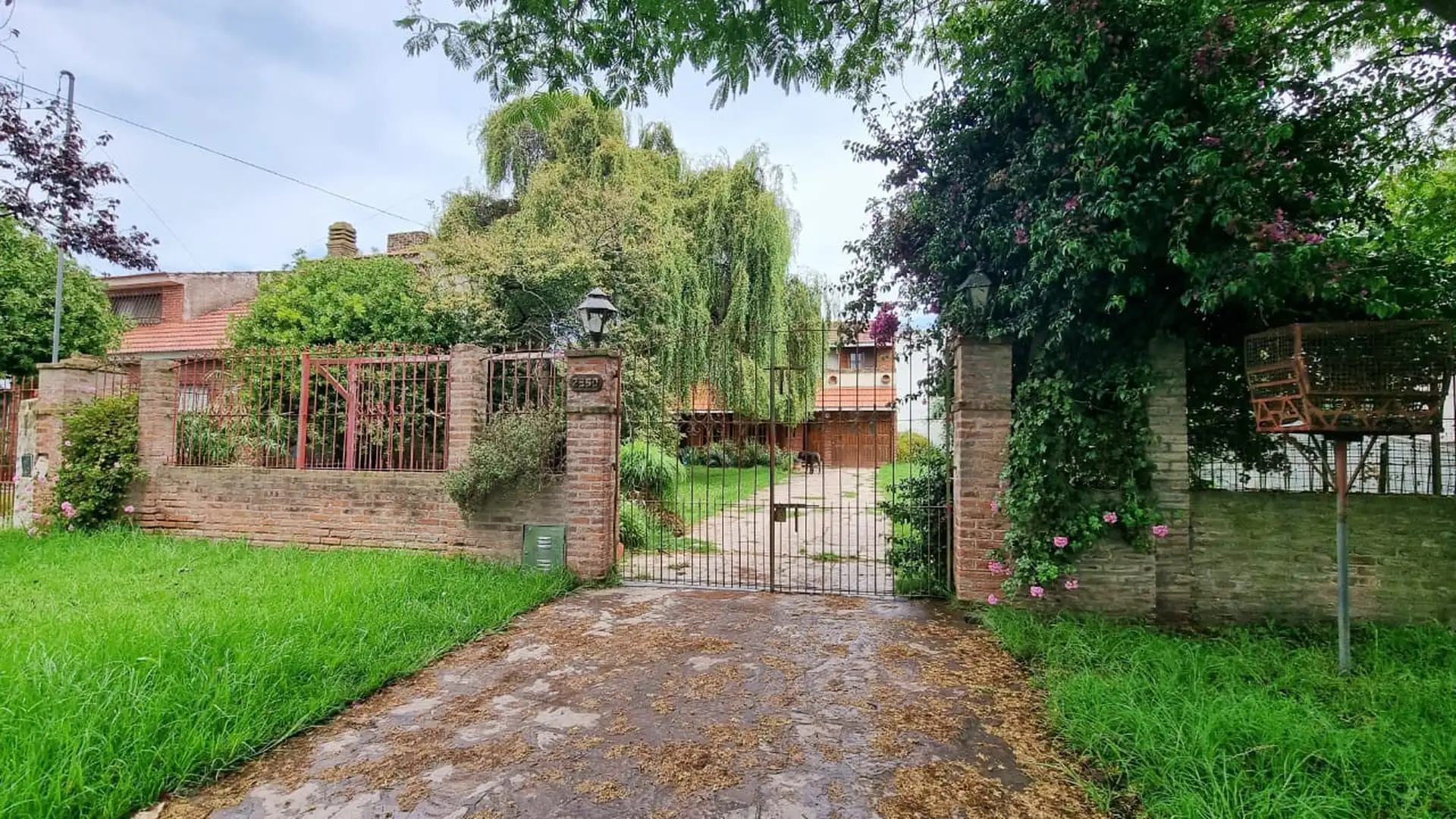 Chalet 4 ambientes con parque - William Morris y Einstein