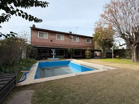 Casa en venta Pilar - Con piscina y gran lote