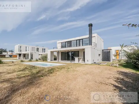 Casa en Alquiler con 2 cocheras