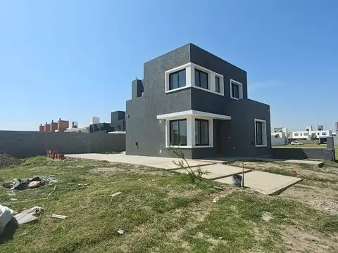 Casa 8 ambientes con 2 baños