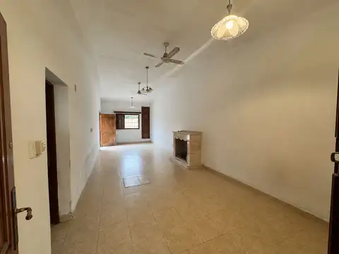 ALQUILER CASA CON PATIO, QUINCHO Y COCHERA.