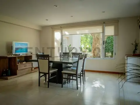 Oportunidad de Residencia de Categoría en Entorno Natural de Villa Elisa: Múltiples Usos Posibles