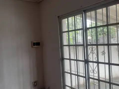 OPORTUNIDAD Ideal para dos familias o para 2 rentas, 2 viviendas, una en planta baja, con cochera y otra en plan
