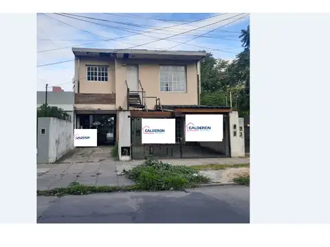 OPORTUNIDAD Ideal para dos familias o para 2 rentas, 2 viviendas, una en planta baja, con cochera y otra en plan