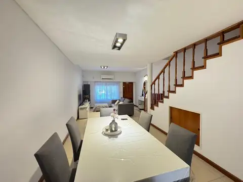 Triplex de 5 Ambientes con Patio y Cochera. Excelente estado.