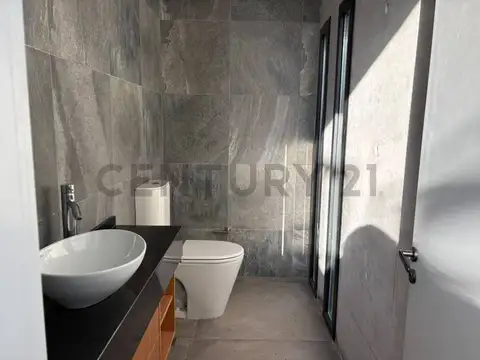CASA VENTA 4 AMBIENTES EN DOS PLATAS A LA LAGUNA, BARRIO EL NAUDIR, ESCOBAR