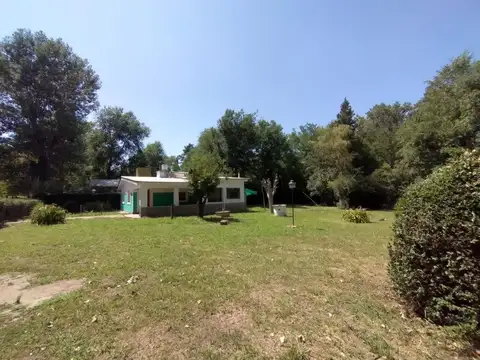 Casa con amplio parque a sólo 150mts del río