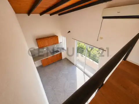 Monoambiente con entrepiso y balcón al frente en Banfield