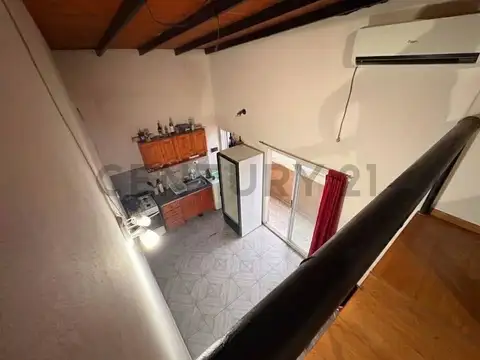 Monoambiente con entrepiso y balcón al frente en Banfield