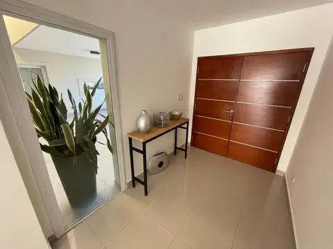 MODERNA CASA EN SAN PATRICIO