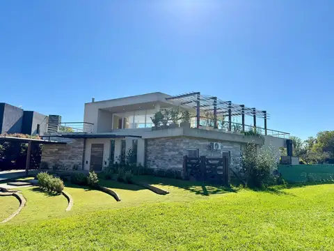 CASA EN VENTA EN HARAS SANTA MARIA-5 AMBIENTES- 3 SUITE-PLAYROOMPISCINA-COLEGIO-DEPORTES