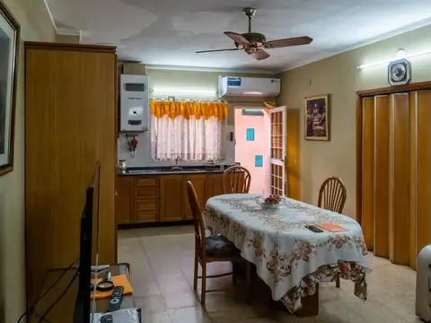 Casa 13 ambientes con 2 baños