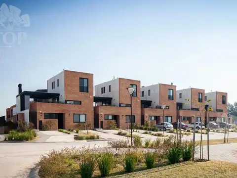 Casa en Alquiler con 2 cocheras