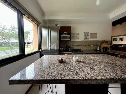 Casa 5 ambientes con 4 baños