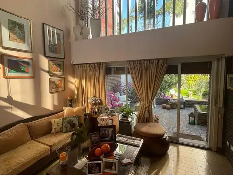 Casa en Alquiler con 2 cocheras