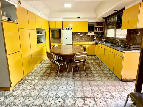 Casa en Venta con 4 cocheras