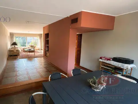 Casa 8 ambientes con 2 baños