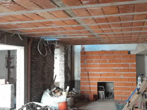 VENTA - CASA DE PASILLO TRES DORMITORIOS CON PATIO, PILETA, PARRILLERO Y QUINCHO - CENTRO