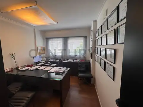 OFICINA EN VENTA CON COCHERA 48 ENTRE 13 Y 14