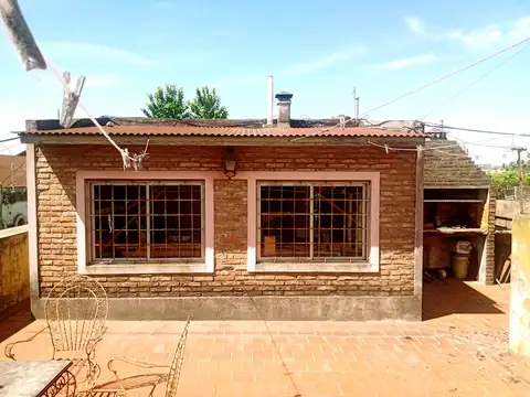 DEPARTAMENTO 3 AMBIENTES, TIPO CASA AL FRENTE EN PLANTA ALTA CON BALCÓN, PATIO, TERRAZA Y PARRILLA.