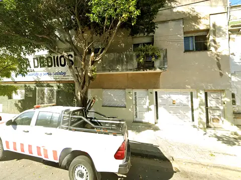 DEPARTAMENTO 3 AMBIENTES, TIPO CASA AL FRENTE EN PLANTA ALTA CON BALCÓN, PATIO, TERRAZA Y PARRILLA.