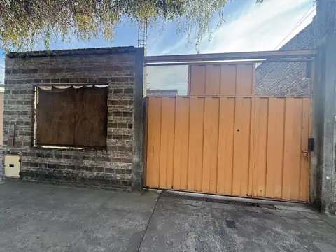 Casa a refaccionar con galpon amplio alquilado para cocheras