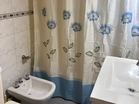EXCELENTE MONO AMBIENTE AL FRENTE CON BALCON Y AIRE ACONDICIONADO