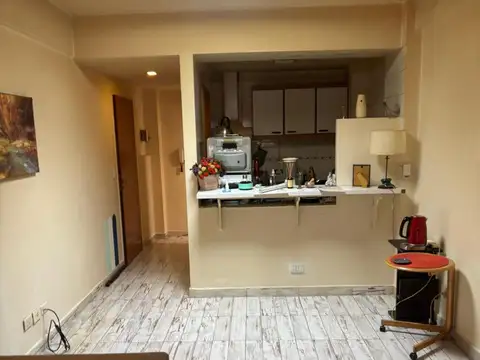 EXCELENTE MONO AMBIENTE AL FRENTE CON BALCON Y AIRE ACONDICIONADO