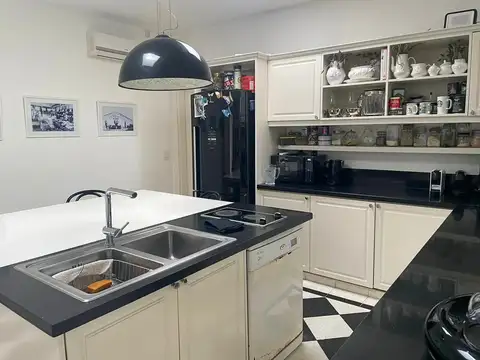Casa 6 ambientes con 3 baños