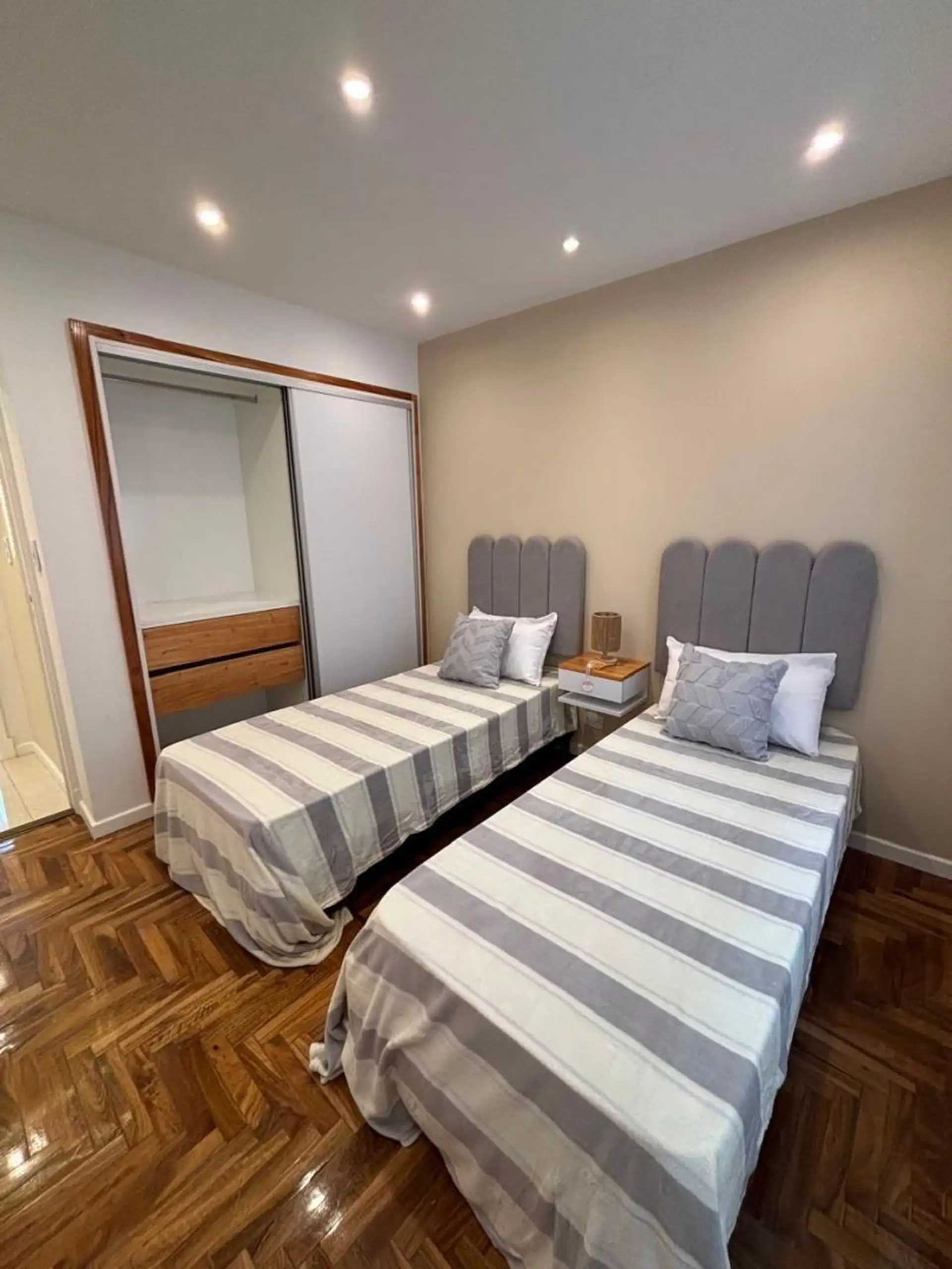 venta de departamento 4 ambientes a la calle con balcon corrido