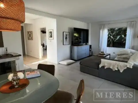 Casa en Alquiler con 2 cocheras