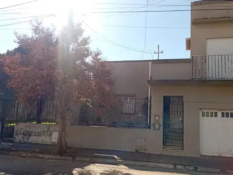 Casa 4 Dormitorios, Cochera Y Patio, Concordia