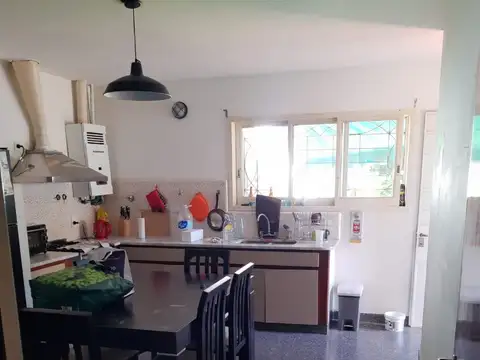 Chalet en Dos Plantas | 5 Ambientes | Amplio Jardin | Cochera Cubierta