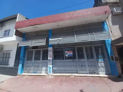 Venta de propiedad con locales en calle Urquiza 68