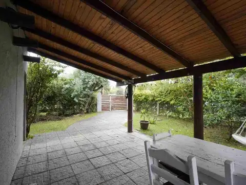 Casa 6 ambientes con 2 baños