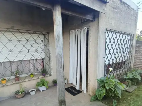 Casa a metros de avenida, escritura y planos