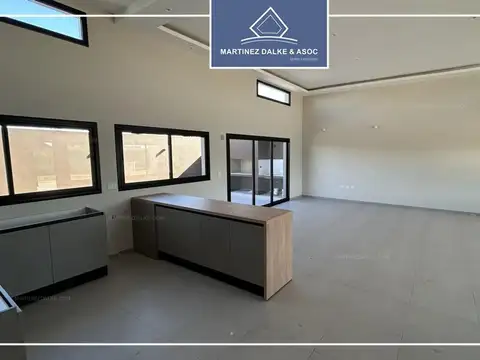 Casa 4 ambientes con 2 baños